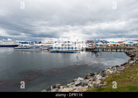 Le barche sono ormeggiata nel porto di Ushuaia, Argentina. Foto Stock