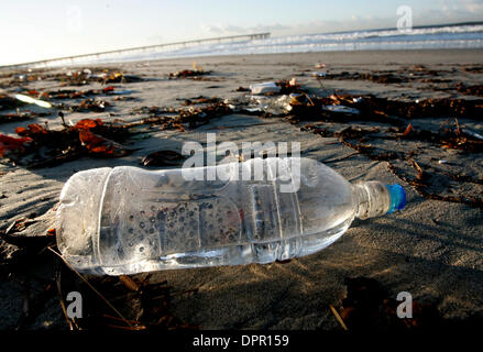 Dic 16, 2008 - Venice Beach, California, Stati Uniti d'America - una bottiglia d'acqua in plastica lavati fino sulla spiaggia dopo una tempesta di pioggia nella California Meridionale. Questo anno più di 25 miliardi di euro Uso singola in plastica bottiglie di acqua sarà venduto solo negli Stati Uniti e oltre il 80 per cento di quelli alla fine saranno smaltiti piuttosto che essere riciclato. (Credito Immagine: © Jonathan Alcorn/ZUMA Press) Foto Stock