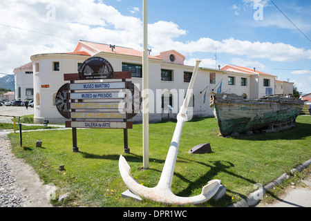 USHUAIA, Argentina — l'edificio principale del Museo marittimo di Ushuaia. La barca di legno sulla destra è il cutter Chucu Chucu. Foto Stock