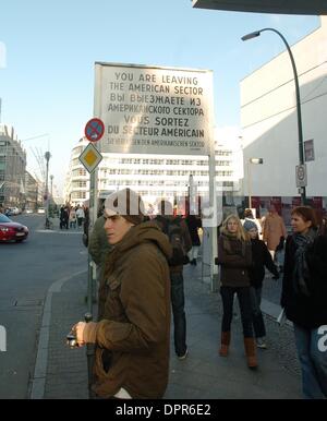 Dic 28, 2008 - Berlino, Germania - turisti visitano il Checkpoint Charlie di Berlino in Germania il 28 dicembre 2008. Il Checkpoint Charlie è diventato un simbolo della Guerra Fredda, che rappresenta la separazione di oriente e occidente, e per alcuni tedeschi orientali, un gateway per la libertà. (Credito Immagine: Â© Alan Greth/ZUMA Press) Foto Stock