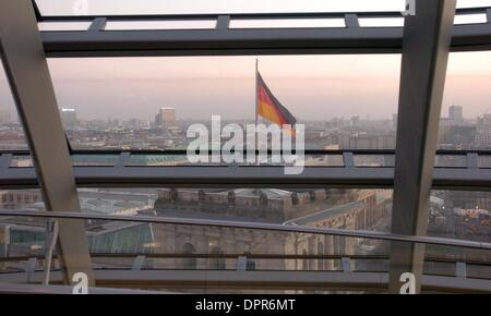 Dic 28, 2008 - Berlino, Germania - Berlino è visto dalla cupola in cima all'Edificio del Reichstag a Berlino il 28 dicembre 2008. L' edificio è stato inaugurato nel 1894 e alloggiato il Reichstag fino al 1933, quando fu gravemente danneggiato da un incendio presumibilmente impostato da comunista olandese Marinus van der Lubbe, che fu poi decapitato per la criminalità. L'edificio rimase in rovina fino a quando il Foto Stock