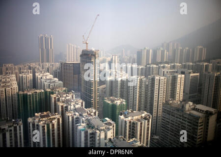 Jan 22, 2009 - Quarry Bay, Hong Kong, Cina - Denso smog indugia in tutta le aree residenziali. Il terribile inquinamento atmosferico ha fatto molti Hong Kong residences pensare alla ricerca di un nuovo posto di lavoro e o live. Alcuni temono la nebulosità danneggia la crescita economica, come altri paura è un accorciamento della loro vita. Il think tank Civic Exchange ha segnalato uno in cinque residenti considerato leavi Foto Stock