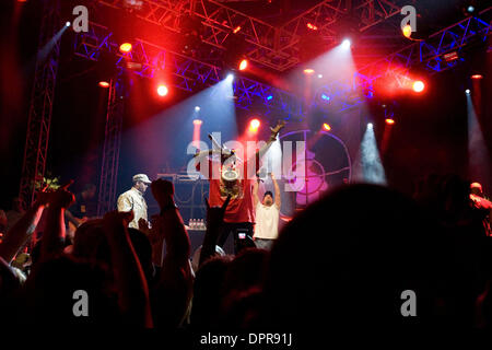 Apr 19, 2009 - Indio, California, Stati Uniti d'America - Rap cantanti CHUCK D e FLAVOR FLAV del nemico pubblico esegue live al credito (Immagine: © Jason Murray/A-Frame/ZUMAPRESS.com) Foto Stock