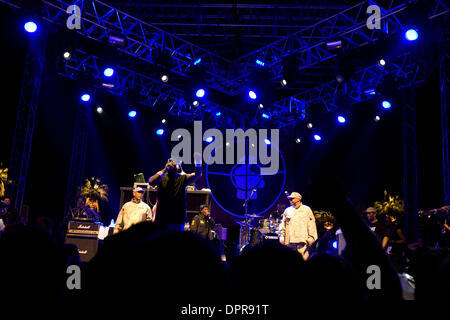 Apr 19, 2009 - Indio, California, Stati Uniti d'America - Rap cantanti CHUCK D e FLAVOR FLAV del nemico pubblico esegue live al credito (Immagine: © Jason Murray/A-Frame/ZUMAPRESS.com) Foto Stock