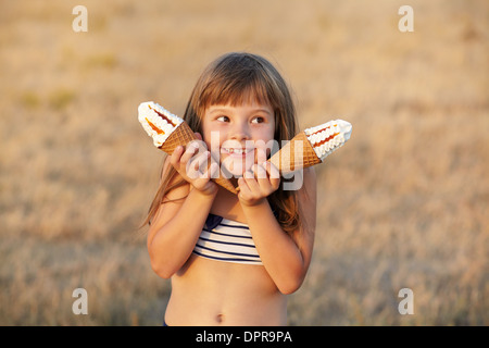 Ragazza mangia gelato Foto Stock