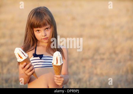 Ragazza mangia gelato Foto Stock