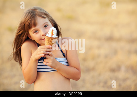 Ragazza mangia gelato Foto Stock