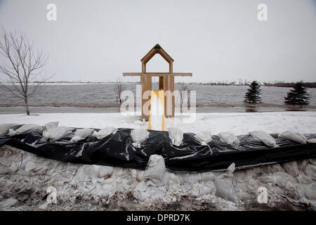 Mar 26, 2009 - Fargo, il Dakota del Nord, Stati Uniti d'America - un playhouse si trova sul lato sbagliato del dicco proteggere il prato Creek quartiere di Fargo. volontari aggiungere un altro piede di sacchi di sabbia a causa del rialzo le acque di esondazione. La città di Moorhead e Fargo stanno spingendo al fine primario e secondario di dighe entro la fine del giovedì in preparazione per venerdì previsto della cresta di record del Fiume Rosso. ( Foto Stock