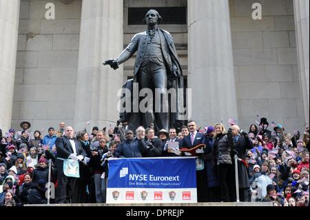 Jan 20, 2009 - Manhattan, New York, USA - Il New York Stock Exchange festeggia inaugurazione del Presidente eletto Barack Obama come la quarantaquattresima Presidente con il suono della campana di apertura sui gradini della Federal Hall - La posizione della prima inaugurazione - con i ragazzi della scuola media locale, uniti da rappresentanti del Centro Cittadino di alleanza e il Parco Nazionale di Servizio. (Credito immagine: Foto Stock