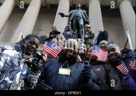 Jan 20, 2009 - Manhattan, New York, USA - Il New York Stock Exchange festeggia inaugurazione del Presidente eletto Barack Obama come la quarantaquattresima Presidente con il suono della campana di apertura sui gradini della Federal Hall - La posizione della prima inaugurazione - con i ragazzi della scuola media locale, uniti da rappresentanti del Centro Cittadino di alleanza e il Parco Nazionale di Servizio. (Credito immagine: Foto Stock