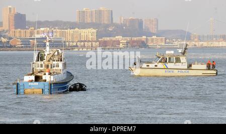 Jan 20, 2009 - Manhattan, New York, Stati Uniti d'America - NJ Polizia di Stato, nuovo reparto della polizia della città di subacquei e la US Army Corpo degli Ingegneri continuare la ricerca del fiume Hudson per il motore mancante da US Airways Flight 1549 che si è schiantato nel fiume Hudson la scorsa settimana. (Credito Immagine: Â© Bryan Smith/ZUMA Premere) Restrizioni: * New York City quotidiani diritti * Foto Stock