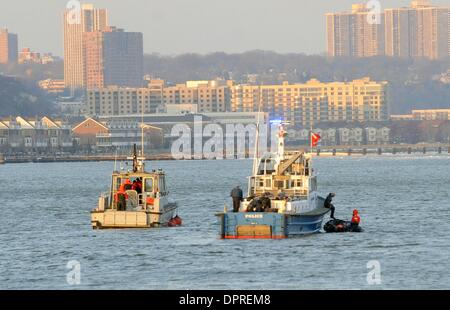 Jan 20, 2009 - Manhattan, New York, Stati Uniti d'America - NJ Polizia di Stato, nuovo reparto della polizia della città di subacquei e la US Army Corpo degli Ingegneri continuare la ricerca del fiume Hudson per il motore mancante da US Airways Flight 1549 che si è schiantato nel fiume Hudson la scorsa settimana. (Credito Immagine: Â© Bryan Smith/ZUMA Premere) Restrizioni: * New York City quotidiani diritti * Foto Stock