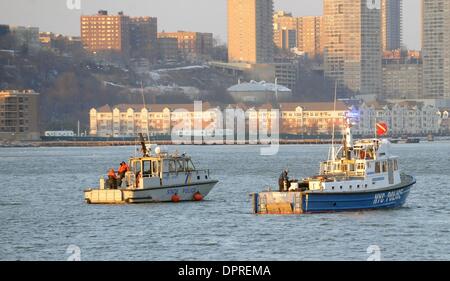 Jan 20, 2009 - Manhattan, New York, Stati Uniti d'America - NJ Polizia di Stato, nuovo reparto della polizia della città di subacquei e la US Army Corpo degli Ingegneri continuare la ricerca del fiume Hudson per il motore mancante da US Airways Flight 1549 che si è schiantato nel fiume Hudson la scorsa settimana. (Credito Immagine: Â© Bryan Smith/ZUMA Premere) Restrizioni: * New York City quotidiani diritti * Foto Stock