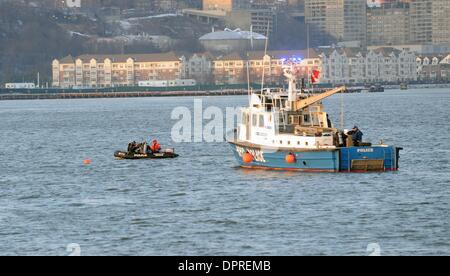 Jan 20, 2009 - Manhattan, New York, Stati Uniti d'America - NJ Polizia di Stato, nuovo reparto della polizia della città di subacquei e la US Army Corpo degli Ingegneri continuare la ricerca del fiume Hudson per il motore mancante da US Airways Flight 1549 che si è schiantato nel fiume Hudson la scorsa settimana. (Credito Immagine: Â© Bryan Smith/ZUMA Premere) Restrizioni: * New York City quotidiani diritti * Foto Stock