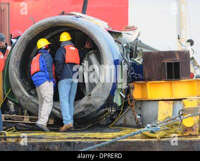 Jan 23, 2009 - Manhattan, New York, Stati Uniti d'America - come la US Army Corpo degli Ingegneri vigilate dalla valvola DCV Hayward come settimane Marine solleva il motore sinistro della US Airways Flight 1549 Dalla metà del fiume Hudson questo pomeriggio. US Airways Flight 1549 si è schiantato sbarcati nel fiume Hudson di giovedì scorso. (Credito Immagine: Â© Bryan Smith/ZUMA Premere) Restrizioni: * New York City quotidiani Foto Stock