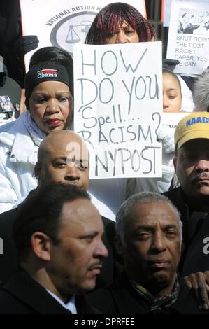 Feb 24, 2009 - Manhattan, New York, Stati Uniti d'America - i manifestanti segni d'onda come Rev. Al Sharpton con enti locali e nazionali di funzionari eletti di tenere un rally sui gradini del Municipio contro il NY Post seguenti ultime settimane controverso cartoon raffigurante uno scimpanzé di essere colpito da due funzionari di polizia. (Credito Immagine: Â© Bryan Smith/ZUMA Premere) Restrizioni: * New York City quotidiani diritti * Foto Stock