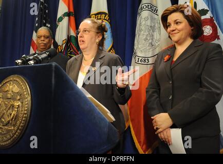 Feb 24, 2009 - Manhattan, New York, Stati Uniti d'America - altoparlante del Consiglio CHRISTINE QUINN (R) guarda come membro del Consiglio GALE BREWER con altri funzionari eletti tiene una conferenza stampa a sostegno della proposta di bed bug legislazione. (Credito Immagine: Â© Bryan Smith/ZUMA Premere) Restrizioni: * New York City quotidiani diritti * Foto Stock