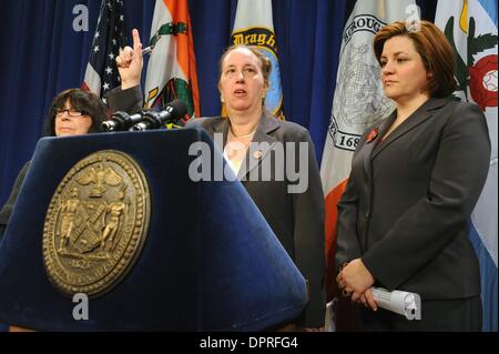 Feb 24, 2009 - Manhattan, New York, Stati Uniti d'America - altoparlante del Consiglio CHRISTINE QUINN (R) guarda come membro del Consiglio GALE BREWER con altri funzionari eletti tiene una conferenza stampa a sostegno della proposta di bed bug legislazione. (Credito Immagine: Â© Bryan Smith/ZUMA Premere) Restrizioni: * New York City quotidiani diritti * Foto Stock