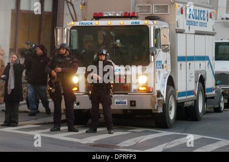 Mar 12, 2009 - Manhattan, New York, Stati Uniti d'America - Il NYPD è in standby come Bernard Madoff si dichiara colpevole di Manhattan nel tribunale federale di Ponzi Scheme tasse ed è rinviato immediatamente alla prigione. (Credito Immagine: Â© Bryan Smith/ZUMA Premere) Restrizioni: * New York City quotidiani diritti * Foto Stock