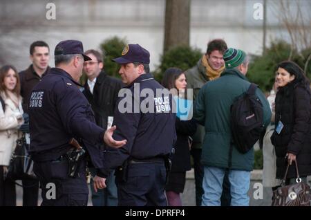 Mar 12, 2009 - Manhattan, New York, Stati Uniti d'America - Il pubblico e la stampa sono schierate per immettere la courthouse come Bernard Madoff si dichiara colpevole di Manhattan nel tribunale federale di Ponzi Scheme tasse ed è rinviato immediatamente alla prigione. (Credito Immagine: Â© Bryan Smith/ZUMA Premere) Restrizioni: * New York City quotidiani diritti * Foto Stock