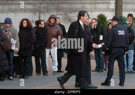 Mar 12, 2009 - Manhattan, New York, Stati Uniti d'America - Il pubblico e la stampa sono schierate per immettere la courthouse come Bernard Madoff si dichiara colpevole di Manhattan nel tribunale federale di Ponzi Scheme tasse ed è rinviato immediatamente alla prigione. (Credito Immagine: Â© Bryan Smith/ZUMA Premere) Restrizioni: * New York City quotidiani diritti * Foto Stock