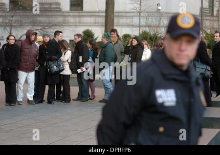 Mar 12, 2009 - Manhattan, New York, Stati Uniti d'America - Il pubblico e la stampa sono schierate per immettere la courthouse come Bernard Madoff si dichiara colpevole di Manhattan nel tribunale federale di Ponzi Scheme tasse ed è rinviato immediatamente alla prigione. (Credito Immagine: Â© Bryan Smith/ZUMA Premere) Restrizioni: * New York City quotidiani diritti * Foto Stock