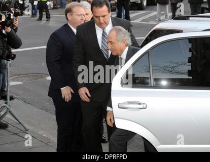 Mar 12, 2009 - Manhattan, New York, USA - Bernard Madoff si dichiara colpevole di Manhattan nel tribunale federale di Ponzi Scheme tasse ed è rinviato immediatamente alla prigione. (Credito Immagine: Â© Bryan Smith/ZUMA Premere) Restrizioni: * New York City quotidiani diritti * Foto Stock