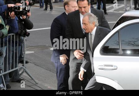 Mar 12, 2009 - Manhattan, New York, USA - Bernard Madoff si dichiara colpevole di Manhattan nel tribunale federale di Ponzi Scheme tasse ed è rinviato immediatamente alla prigione. (Credito Immagine: Â© Bryan Smith/ZUMA Premere) Restrizioni: * New York City quotidiani diritti * Foto Stock