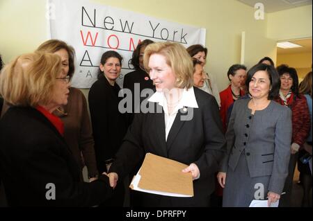 Mar 16, 2009 - Manhattan, New York, Stati Uniti d'America - Nel corso di una conferenza stampa presso la sede di girls inc. a 120 Wall Street Senatore KIRSTEN GILLIBRAND si unisce con i principali voci per le donne in New York a richiesta di azione del Senato sulla busta paga equità Act, la legge richiederebbe passi cruciali per aiutare le donne a negoziare per la parità di retribuzione e di rafforzare la Federal outreach e sforzi di esecuzione. C Foto Stock