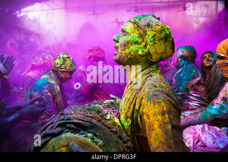 Gli uomini da Nandgaon & Barsana sedersi faccia a faccia in un Samaaj (un incontro comunitario) durante il festival di Holi Uttar Pradesh, India Foto Stock