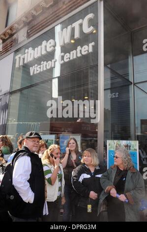 Mar 27, 2009 - Manhattan, New York, Stati Uniti d'America - Visitatori on line come il Tribute WTC Visitor Center saluta il suo milionesimo visitatore, Shaique Gamble, 16, una matricola a Perry alta in Lima, Ohio. Il Tributo Centro, inaugurato nel settembre 2006 e posizionato adiacente al WTC, il sito è stato creato dal settembre undicesimo famiglie' associazione per condividere storie personali delle vittime, superstiti, res Foto Stock