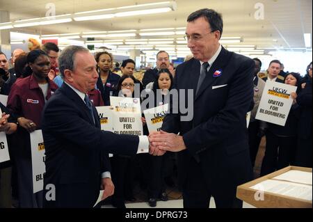 Apr 02, 2009 - Manhattan, New York, Stati Uniti d'America - Sindaco Michael Bloomberg (L) scuote le mani con Bruce entrambi (R), Presidente della UFCW Local 1500. Il sindaco Michael Bloomberg annuncia la prima approvazione del lavoro della sua campagna 2009 dal Regno alimentare e commerciale Unione dei lavoratori (UFCW) locale 1500, un'organizzazione che rappresenta più di 23.000 uomini e donne che lavorano nella città di New York in una pressa confere Foto Stock