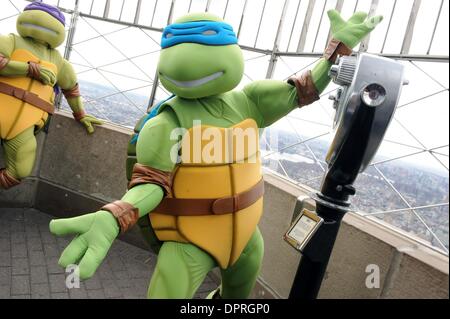 Apr 23, 2009 - Manhattan, New York, USA - La Teenage Mutant Ninja tartarughe (TMNT) tour l'Empire State Building a 'shell-Ebrate' loro venticinquesimo anniversario. (Credito Immagine: Â© Bryan Smith/ZUMA Premere) Restrizioni: * New York City quotidiani diritti * Foto Stock