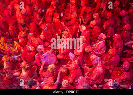 Gli uomini da Nandgaon & Barsana sedersi faccia a faccia in un Samaaj (un incontro comunitario) durante il festival di Holi, Uttar Pradesh. Foto Stock