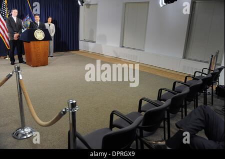 03 maggio 2009 - Manhattan, New York, USA - La stampa viene mantenuto lontano come il governatore David Paterson (C) uniti dal vice commissario per la salute della contea di Westchester PATSY YANG (R) e Ny stato di salute il Commissario il Dottor Richard DAINES (L), fornisce un aggiornamento sull'influenza suina in una conferenza stampa presso i suoi uffici. (Credito Immagine: Â© Bryan Smith/ZUMA Premere) Restrizioni: * New York City Giornale Foto Stock