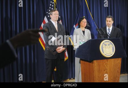 03 maggio 2009 - Manhattan, New York, Stati Uniti d'America - una pressa aide gesti come governatore David Paterson (C) uniti dal vice commissario per la salute della contea di Westchester PATSY YANG (R) e Ny stato di salute il Commissario il Dottor Richard DAINES (L), fornisce un aggiornamento sull'influenza suina in una conferenza stampa presso i suoi uffici. (Credito Immagine: Â© Bryan Smith/ZUMA Premere) Restrizioni: * New York City quotidiani diritti Foto Stock