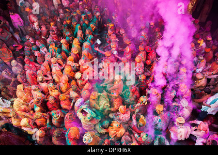 Gli uomini da Nandgaon & Barsana sedersi faccia a faccia in un Samaaj (un incontro comunitario) durante il festival di Holi Uttar Pradesh Foto Stock