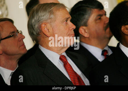 Feb 06, 2009 - Washington, Distretto di Columbia, Stati Uniti d'America - ex presidente della Securities and Exchange Commission WILLIAM DONALDSON ascolta il Presidente Barack Obama annuncia la formazione della nuova ripresa economica Advisory Board che Donaldson sarà ora servire a un briefing con la stampa della Casa Bianca. Il presidente Barack Obama ha firmato un ordine esecutivo che oggi che istituisce un nuovo bianco Foto Stock