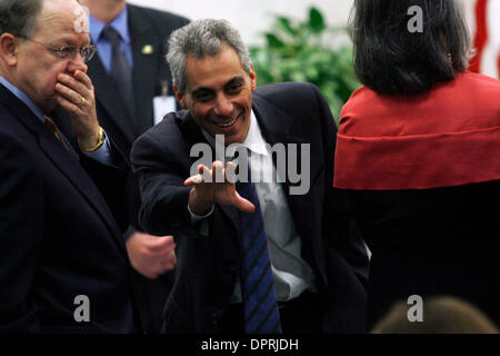 Feb 19, 2009 - McLean, Virginia, Stati Uniti d'America - presso il Quartier Generale della CIA, Capo del Personale della Casa Bianca RAHM EMANUEL assiste alla cerimonia del giuramento di Leon Panetta E. come direttore della Central Intelligence Agency. (Credito Immagine: © James Berglie/ZUMA Press) Foto Stock