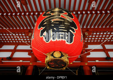 Una lanterna enorme appeso in Hōzōmon il cancello di tempio Sensoji, Asakusa, Tokyo, Giappone. Foto Stock