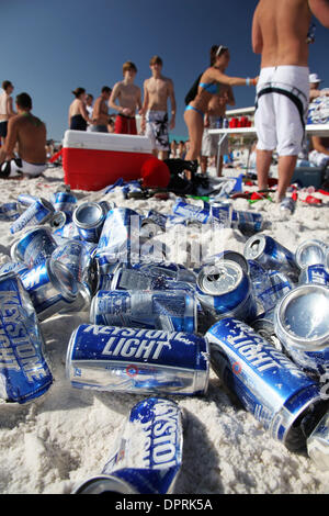 Mar 17, 2009 - Panama City Beach, Florida, Stati Uniti d'America - Studenti universitari provenienti da tutto il paese si riuniscono per parte e giocare Pong della birra durante la pausa di primavera pazzia 2009. (Credito Immagine: © Shane Babin/ZUMA Press) Foto Stock