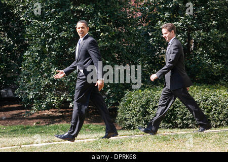 Mar 18, 2009 - Washington, Distretto di Columbia, Stati Uniti d'America - il Presidente Barack Obama e il segretario del Tesoro Timothy Geithner sulla south lawn della Casa Bianca. Prima voce off a California, Obama ha parlato ai giornalisti circa l'AIG premi pagati dopo AIG ha ricevuto un bailout federale per mantenere a galla la compagnia. Obama ha commentato che il '...la situazione in cui l'eccesso di avidità, eccesso di co Foto Stock