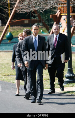 Mar 18, 2009 - Washington, Distretto di Columbia, Stati Uniti d'America - il Presidente Barack Obama ha seguito dal Segretario del Tesoro Timothy Geithner (parziale), Direttore della Casa Bianca Consiglio Economico LARRY SUMMERS (a destra), e Capo Economista CHRISTINA ROMER (parziale) con il "Primo Parco giochi' in background, a piedi ai giornalisti sul prato sud della Casa Bianca. Prima voce off a C Foto Stock