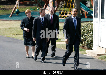 Mar 18, 2009 - Washington, Distretto di Columbia, Stati Uniti d'America - il Presidente Barack Obama ha seguito dal Segretario del Tesoro Timothy Geithner (parziale), Direttore della Casa Bianca Consiglio Economico LARRY SUMMERS (a destra), e Capo Economista CHRISTINA ROMER (parziale) con il "Primo Parco giochi' in background, a piedi ai giornalisti sul prato sud della Casa Bianca. Prima voce off a C Foto Stock