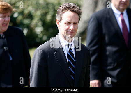 Mar 18, 2009 - Washington, Distretto di Columbia, Stati Uniti d'America - Il Segretario del Tesoro Timothy Geithner sulla south lawn della Casa Bianca. Prima voce off a California, Obama ha parlato ai giornalisti circa l'AIG premi pagati dopo AIG ha ricevuto un bailout federale per mantenere a galla la compagnia. Obama ha commentato che il '...la situazione in cui l'eccesso di avidità, un eccesso di compensazione, eccesso di rischio-taki Foto Stock