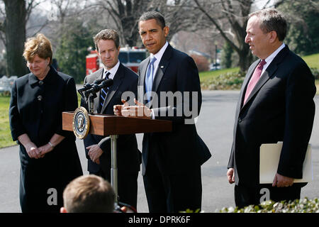 Mar 18, 2009 - Washington, Distretto di Columbia, Stati Uniti d'America - il Presidente Barack Obama parla ai giornalisti sul prato sud della Casa Bianca come segretario del Tesoro Timothy Geithner e Capo Economista CHRISTINA ROMER e Direttore della Casa Bianca Consiglio Economico LARRY SUMMERS a guardare. Prima voce off a California, Obama ha parlato ai giornalisti circa l'AIG premi pagati dopo AIG Foto Stock