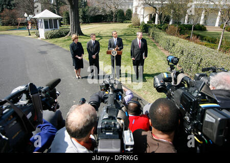 Mar 18, 2009 - Washington, Distretto di Columbia, Stati Uniti d'America - il Presidente Barack Obama parla ai giornalisti sul prato sud della Casa Bianca come segretario del Tesoro Timothy Geithner e Capo Economista CHRISTINA ROMER e Direttore della Casa Bianca Consiglio Economico LARRY SUMMERS a guardare. Prima voce off a California, Obama ha parlato ai giornalisti circa l'AIG premi pagati dopo AIG Foto Stock