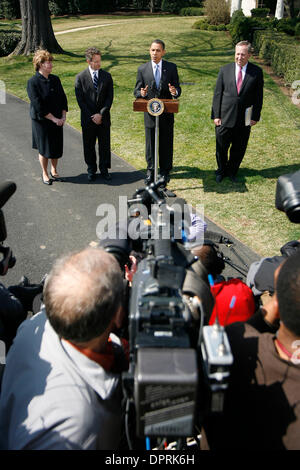 Mar 18, 2009 - Washington, Distretto di Columbia, Stati Uniti d'America - il Presidente Barack Obama parla ai giornalisti sul prato sud della Casa Bianca come segretario del Tesoro Timothy Geithner e Capo Economista CHRISTINA ROMER e Direttore della Casa Bianca Consiglio Economico LARRY SUMMERS a guardare. Prima voce off a California, Obama ha parlato ai giornalisti circa l'AIG premi pagati dopo AIG Foto Stock