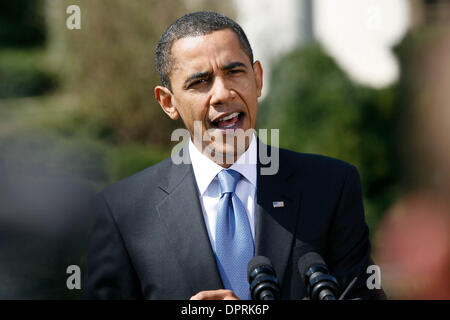 Mar 18, 2009 - Washington, Distretto di Columbia, Stati Uniti d'America - il Presidente Barack Obama parla ai giornalisti sul prato sud della Casa Bianca. Prima voce off a California, Obama ha parlato ai giornalisti circa l'AIG premi pagati dopo AIG ha ricevuto un bailout federale per mantenere a galla la compagnia. Obama ha commentato che il '...la situazione in cui l'eccesso di avidità, un eccesso di compensazione, eccesso di rischio-taki Foto Stock