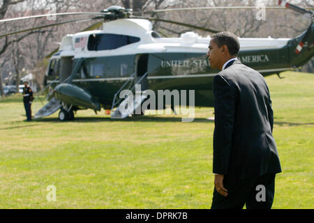 Mar 18, 2009 - Washington, Distretto di Columbia, Stati Uniti d'America - il Presidente Barack Obama passeggiate a Marina Uno dopo parlando ai giornalisti sul prato sud della Casa Bianca. Prima voce off a California, Obama ha parlato ai giornalisti circa l'AIG premi pagati dopo AIG ha ricevuto un bailout federale per mantenere a galla la compagnia. Obama ha commentato che il '...la situazione in cui l'eccesso di avidità, eccesso di co Foto Stock